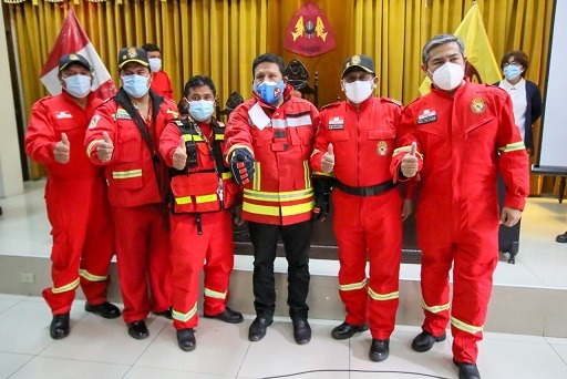 Bomberos exhibieron nuevos uniformes y equipos para atender incendios en Chimbote 