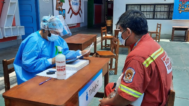 EsSalud aplica tercera dosis contra la Covid-19 a bomberos voluntarios de Chimbote