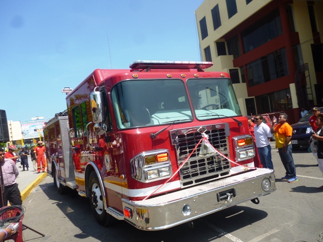 Chimbote: Compañía de Bomberos recibió autobomba de última generación contra incendios
