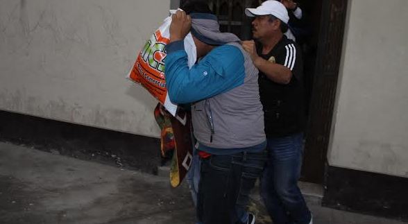 Sujeto ebrio amenazó con un revólver a su vecino porque no le invitó una cerveza 