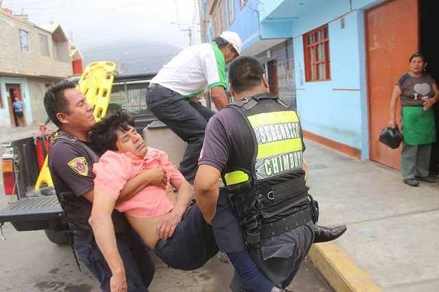 Sujeto compró regalo para su mamá, pero se puso a tomar y se quedó dormido en una banca en Chimbote