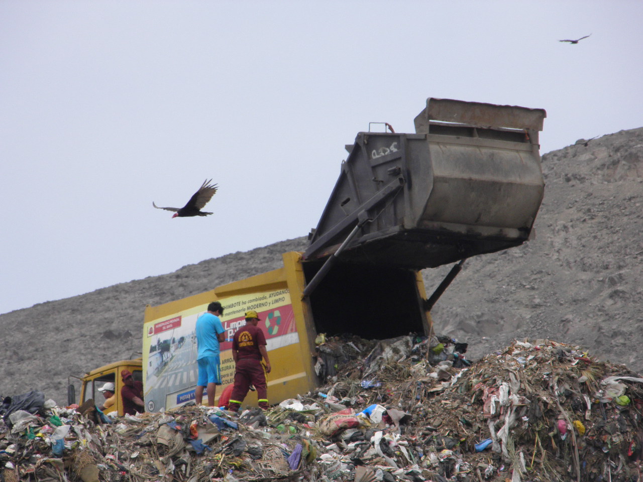Estiman que desde agosto se dejaría de arrojar basura en botadero cerca al túnel de Coishco