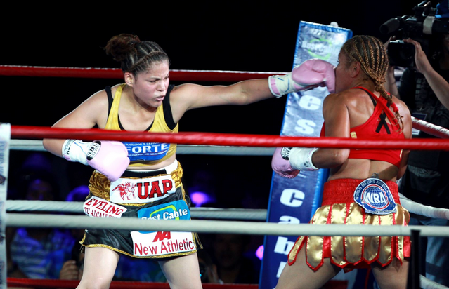 Boxeadora peruana Linda Lecca retiene título mundial supermosca