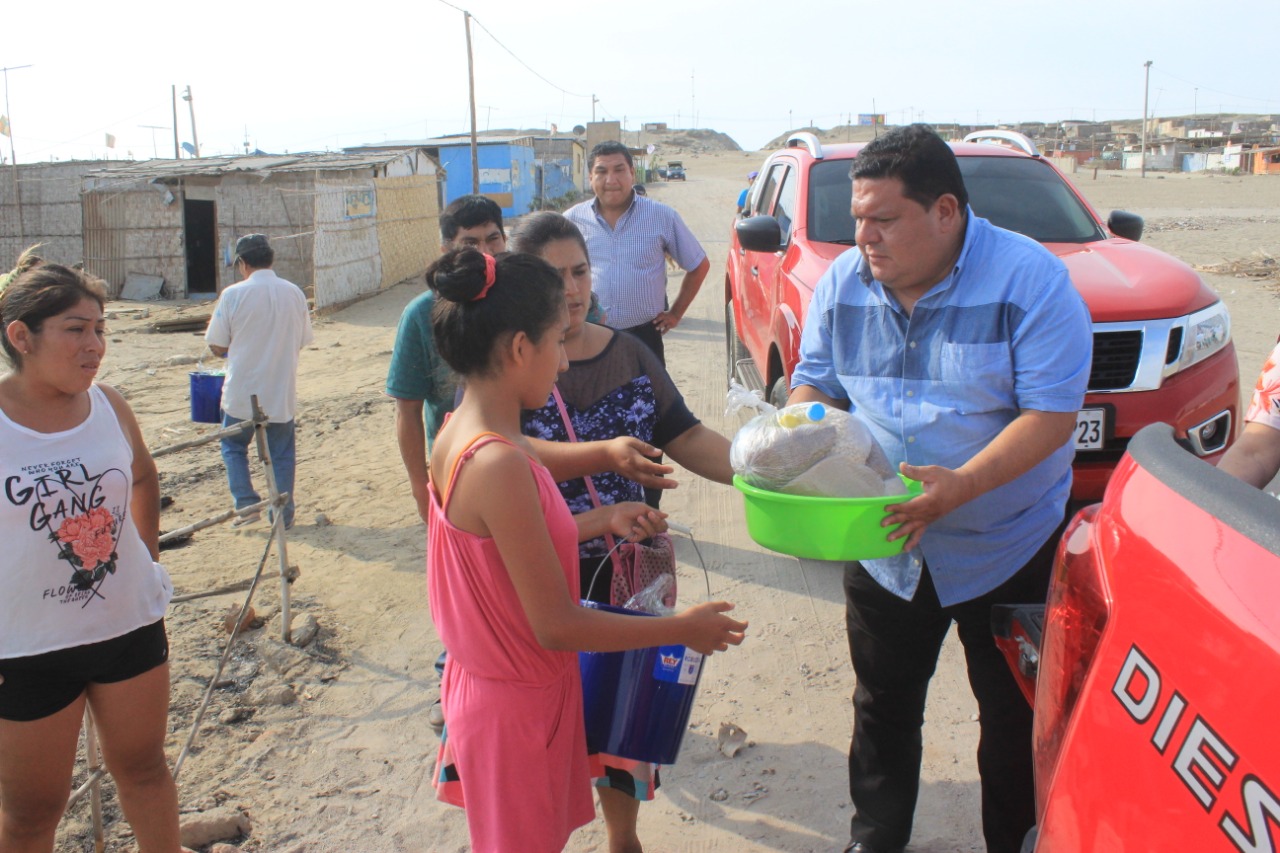 Nuevo Chimbote: alcalde Briceño lleva ayuda a damnificados de incendio en “Villa Atahualpa”