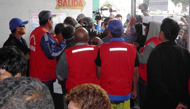 Entorno de López Padilla impide ingreso de obreros a reunión de construcción civil