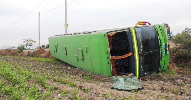 Bus que partió de Piura con 43 pasajeros volcó en Santa