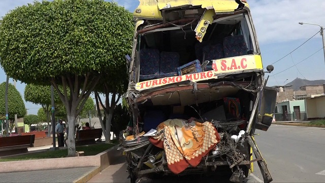 Choque fatal de bus y un tráiler en “Coscomba” dejó como saldo 2 muertos y 14 heridos