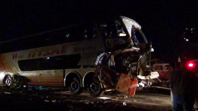 Choque entre bus y tráiler dejó un muerto y 45 heridos cerca a playa Besique