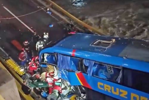 Bus que partió de Chimbote cae por colapso de puente en Chancay dejando dos muertos y 38 heridos