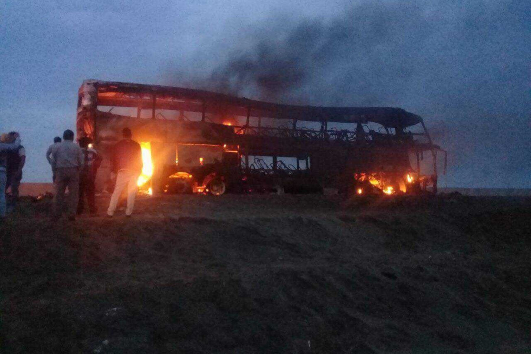 Huarmey: bus interprovincial quedó envuelto en llamas en la Panamericana Norte