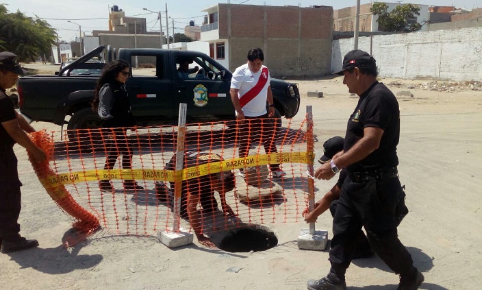 Nuevo Chimbote: buzón de desagüe sin tapa frente a I.E. Yugoslavia es peligro latente para escolares y vecinos