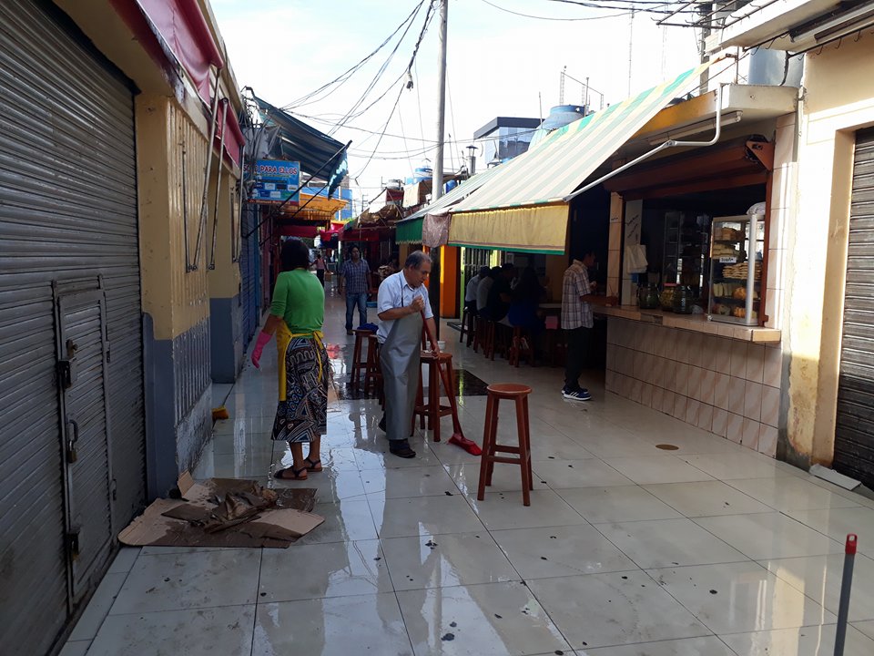Chimbote: comerciantes del “Modelo” fastidiados por constante atoro de desagüe 