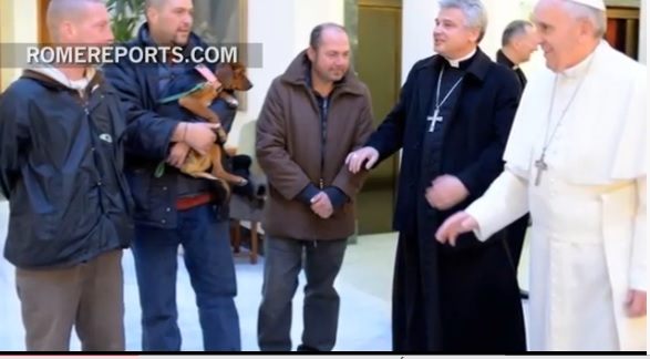 El papa celebra su cumpleaños con el personal de Santa Marta y tres vagabundos (video)