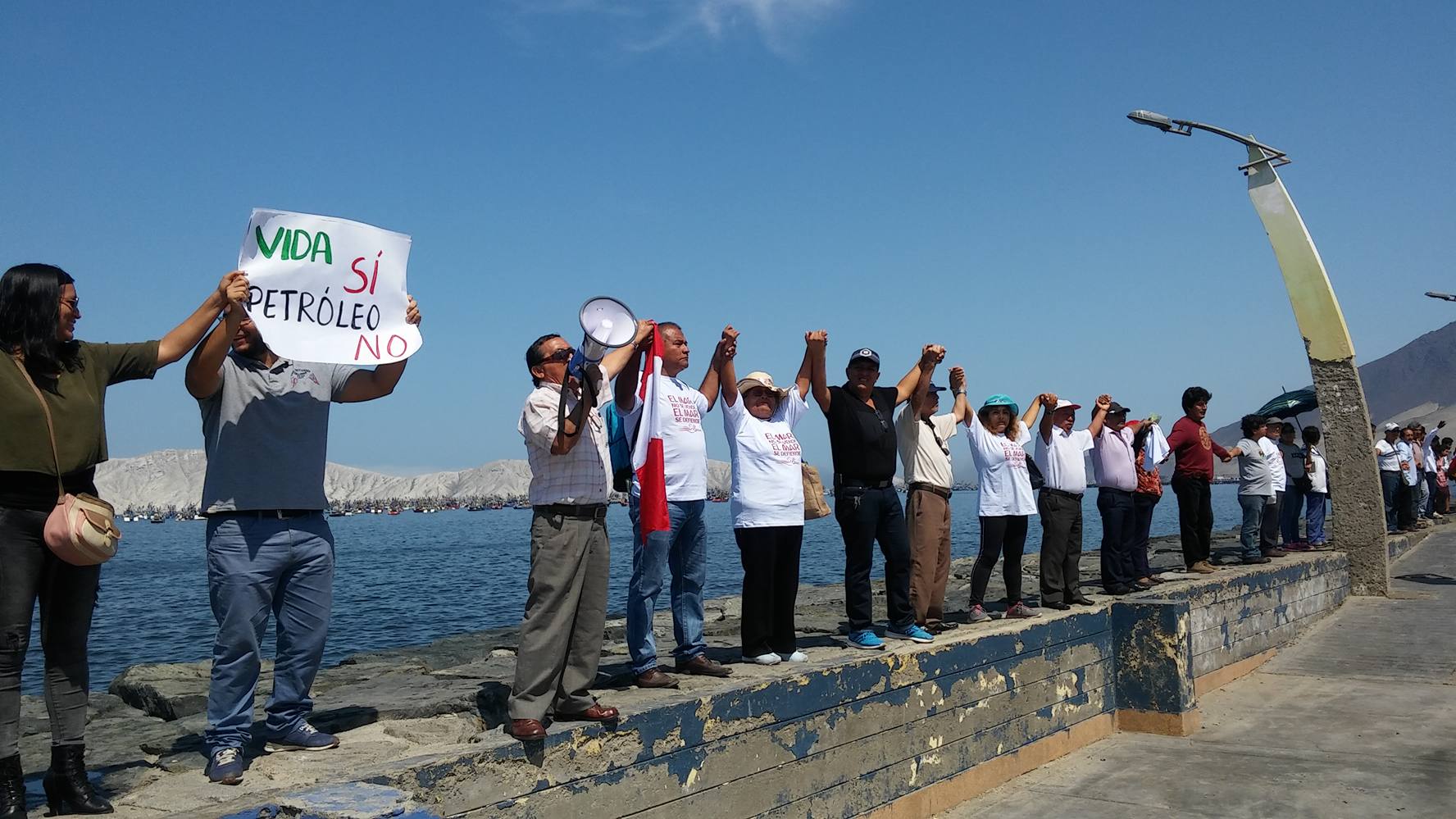 Con cadena humana rechazan decretos que autorizan explotación de petróleo en mar de Áncash
