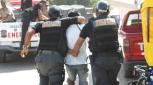 Policías atrapan a sujeto cuando fugaba después de ser sorprendido pretendiendo robar en una vivienda en Santa