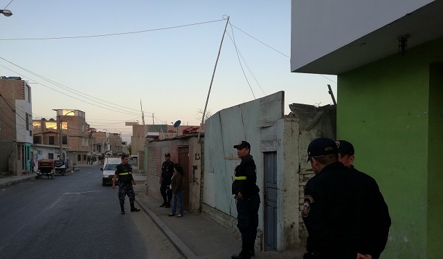 Atrapan a dos delincuentes que golpearon a una joven para robarle su celular en Chimbote