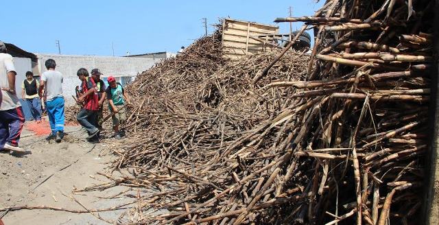Coishco: Tráiler con 40 Tn. de caña cayó sobre obreros y éstos se salvaron