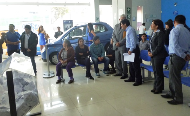 Cliente de la Caja del Santa en Barranca ganó sorteo de automóvil