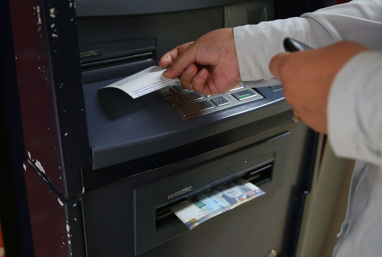 Bancos no podrán cobrar a clientes por retirar dinero de cajeros en provincias