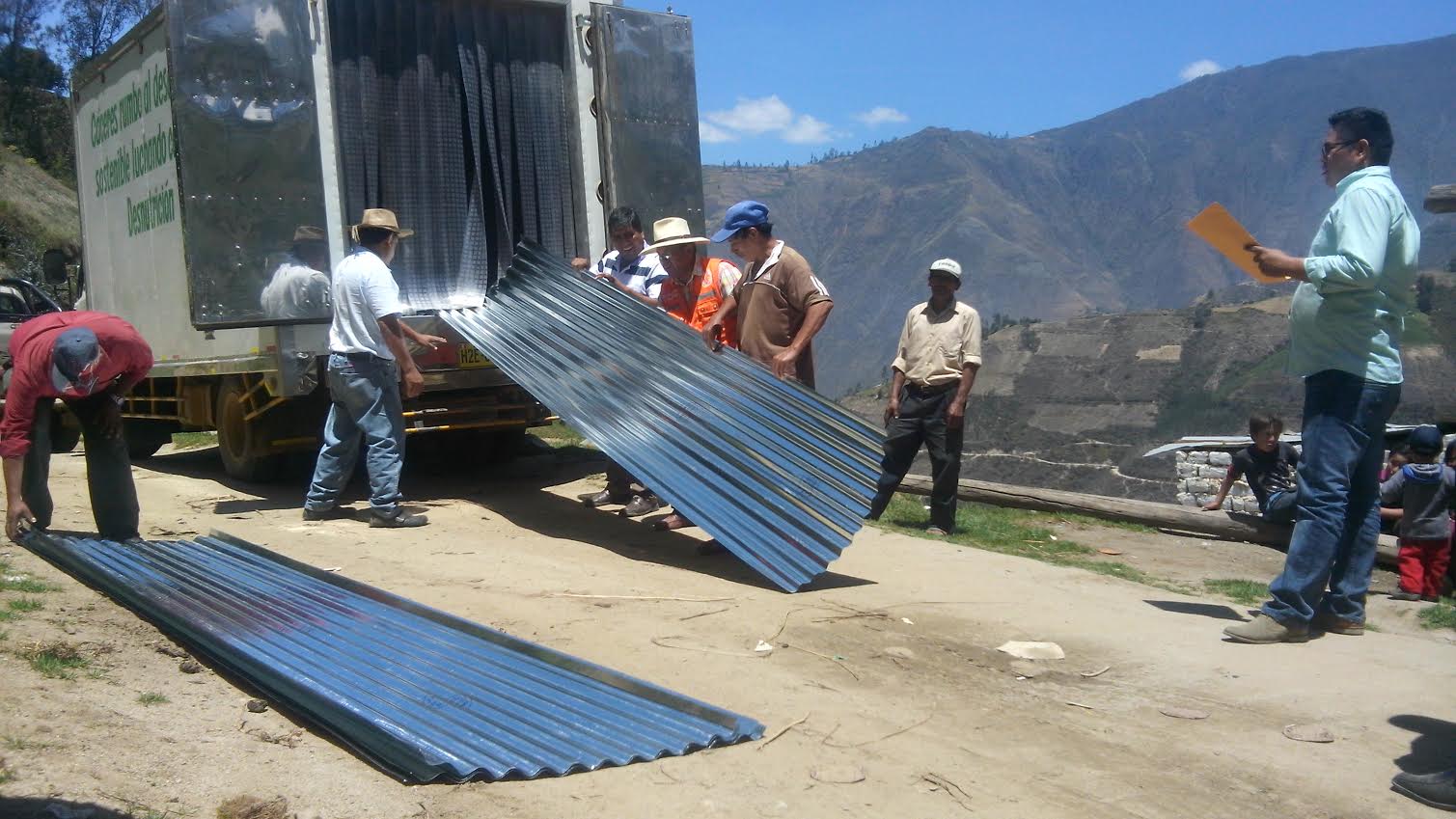 Jimbe: Entregan calaminas a familias afectadas por las lluvias