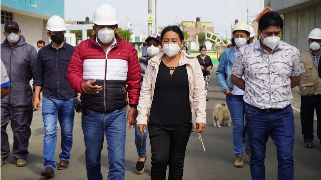 Alcalde de Nuevo Chimbote inspecciona obra de pistas y veredas en el “El Amauta” 