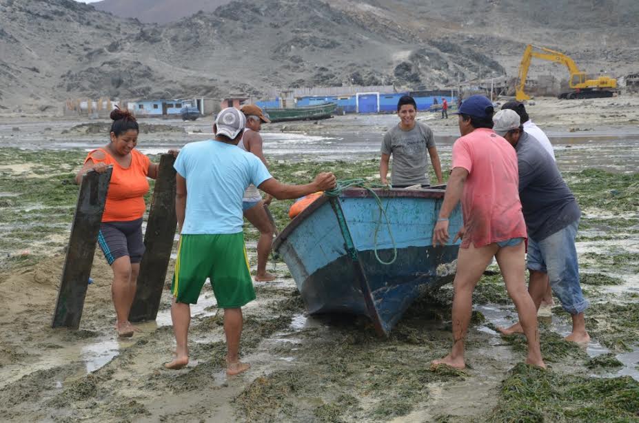  Defensa Civil  lleva apoyo a pescadores de caleta El Dorado, afectados por el oleaje