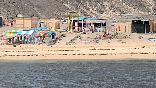 Comerciantes informales destruyen paisaje natural de playa Caleta Colorada en Nuevo Chimbote