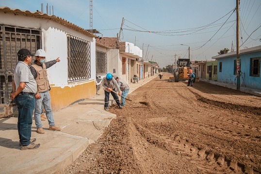 Supervisan obra de pistas y veredas en el centro poblado “El Castillo”  