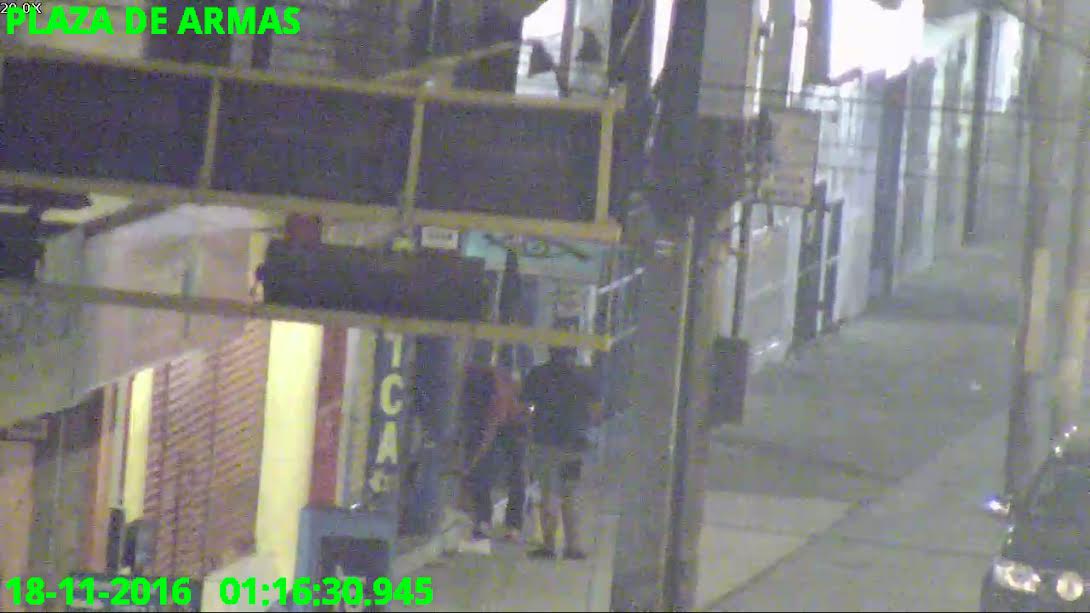 Chimbote: cámaras de video vigilancia captan a sujetos sustrayendo productos de un edificio