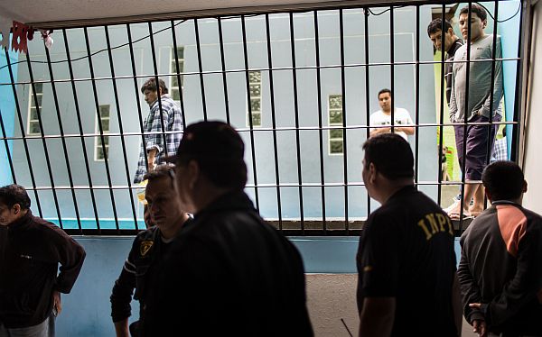 Chimbote: hallan 15 celulares durante operativo de requisa en el penal de Cambio Puente