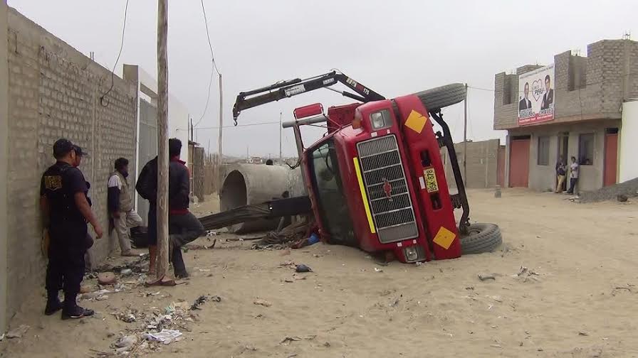 Conductor de camión grúa casi muere aplastado por su vehículo