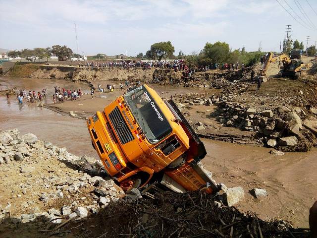 Volquete cae al río en Coishco y alcaldesa exige un puente Bailey para restablecer el tránsito