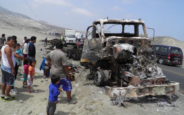 Casma: tráiler se incendia en la Panamericana Norte con 20 toneladas de frutas 
