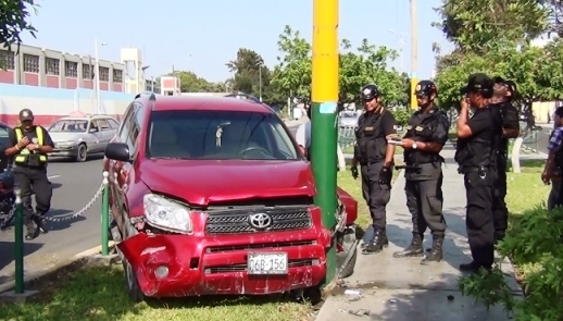 Nuevo Chimbote: Camioneta se estrelló contra poste y chofer salió ileso