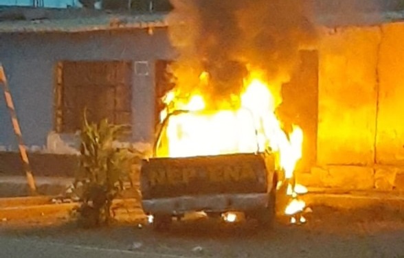Camioneta del serenazgo de la Municipalidad Distrital de Nepeña se prendió en llamas