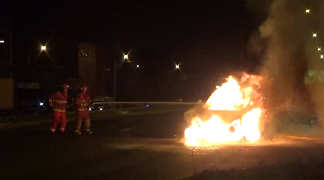 Camioneta se incendió en avenida Pardo