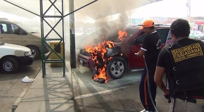 Nuevo Chimbote: Moderna camioneta se incendió en pleno centro cívico