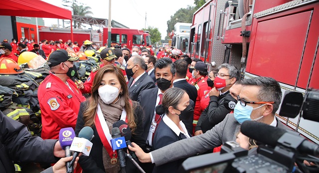 Bomberos de Áncash recibirán donaciones gestionadas por presidenta del Congreso