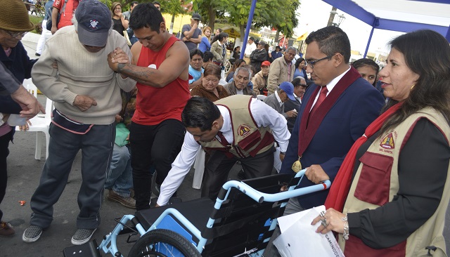 Voluntarios armaron sillas de ruedas para niños y adultos de la Omaped en Chimbote