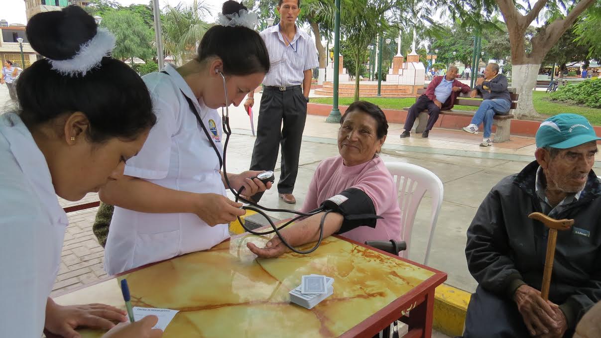 Adultos mayores del valle de Santa también fueron agazajados en su día