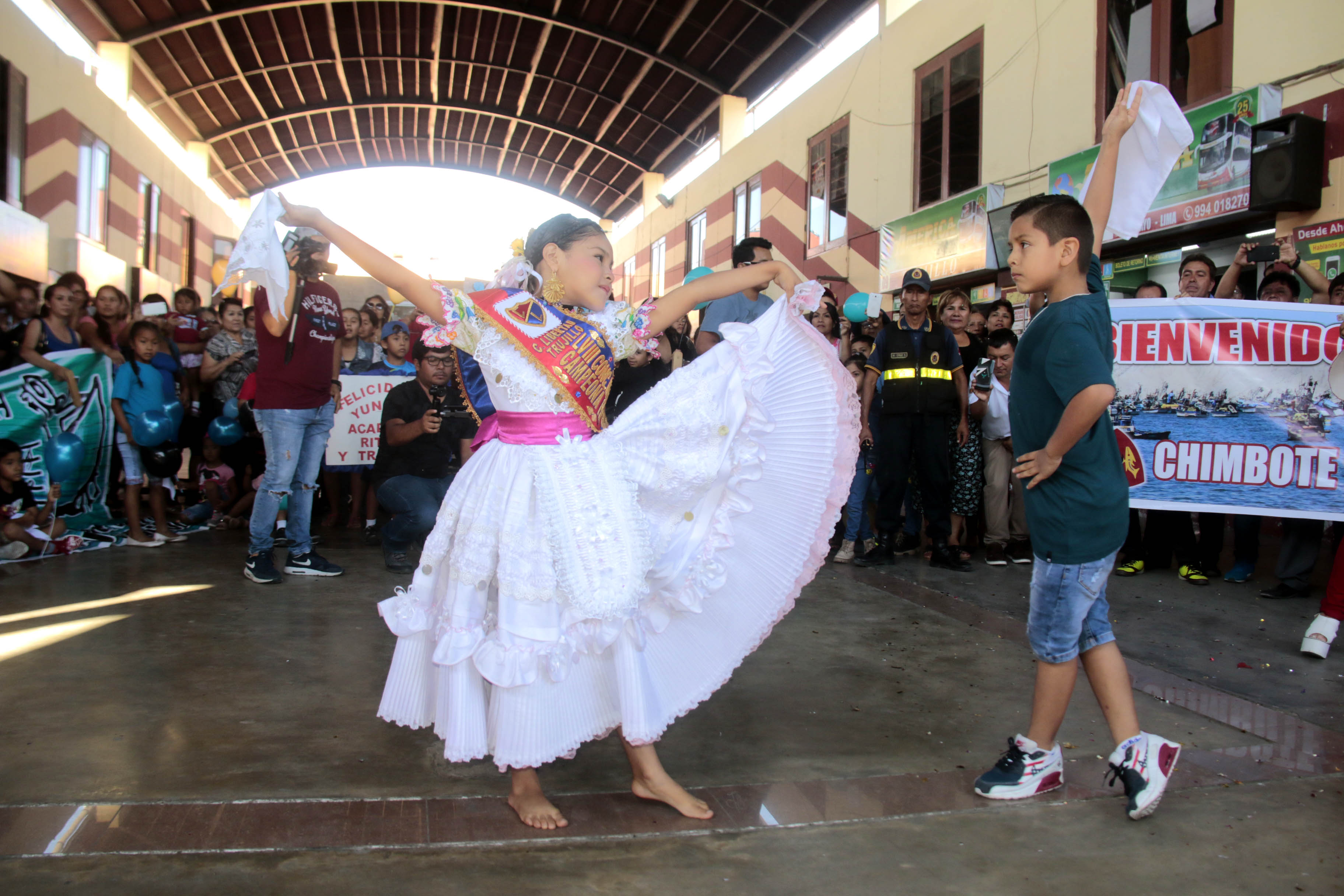 Niños chimbotanos campeones de marinera son recibidos por familiares y autoridades