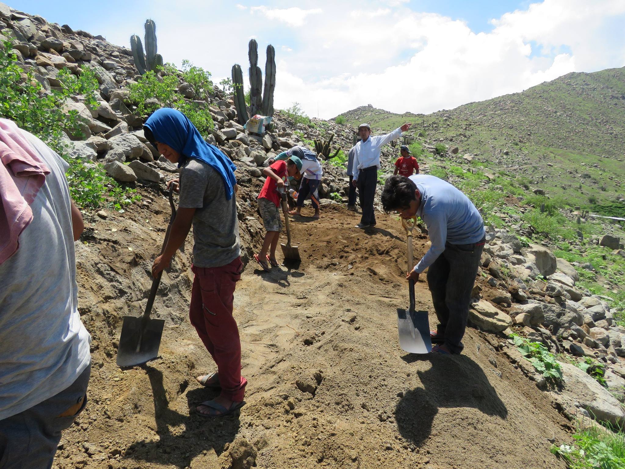 Campesinos abren trocha para comunicar poblados  de Moro y Pamparomás