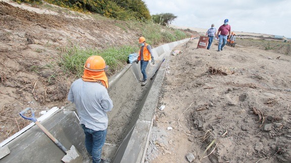 Verifican obras de rehabilitación de los canales Macabi y La Perla en la zona rural de Chimbote 
