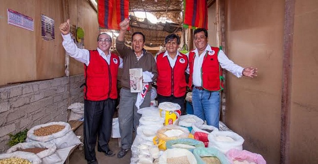 Candidatos del Manpe recorrieron mercado Dos de Mayo en Chimbote (Video)