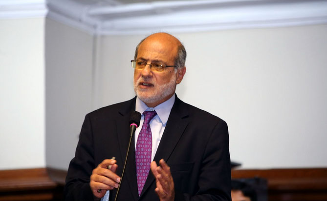 Candidatos a la presidencia tienen poca credibilidad, asegura Abugattás