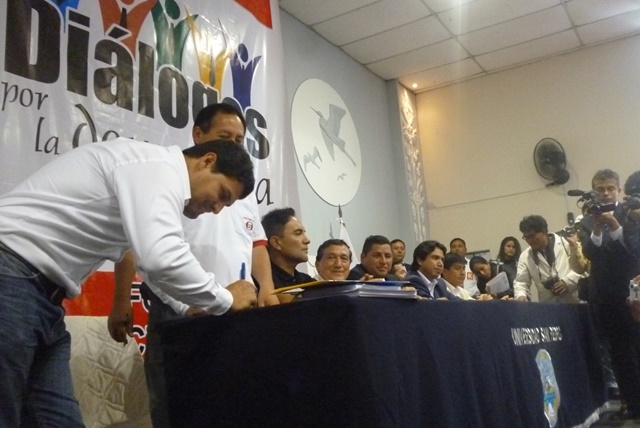 Candidatos a alcalde de Nuevo Chimbote firmaron pacto ético en Diálogos por la Democracia