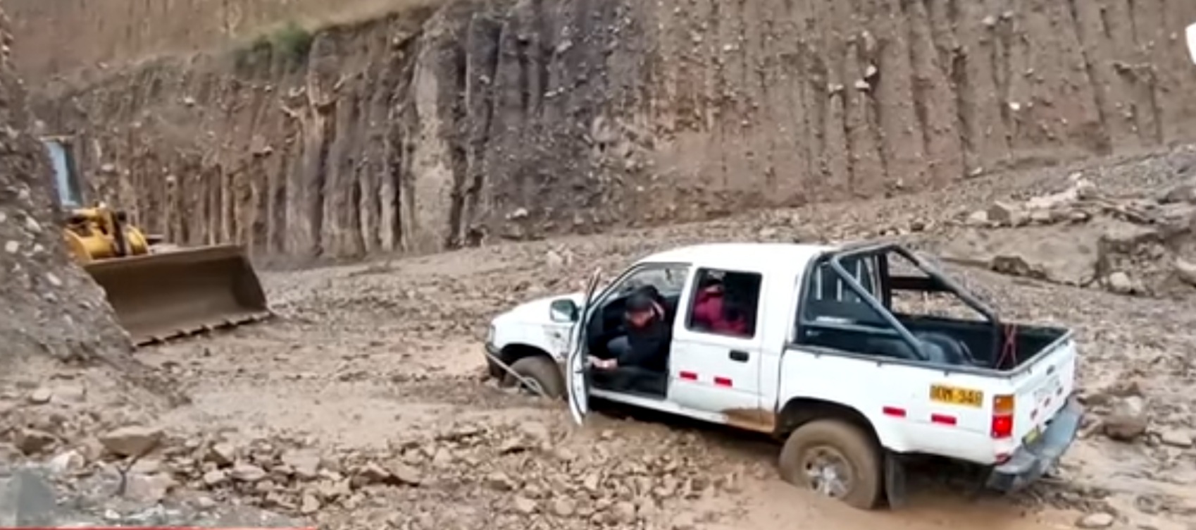 Áncash: huaico casi sepulta camioneta, vehículo quedó atrapado entre el lodo y piedras