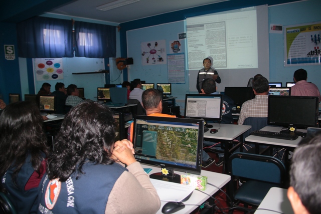 Chimbote: capacitan a personal de defensa civil en el sistema de información para gestión de riesgo y desastres