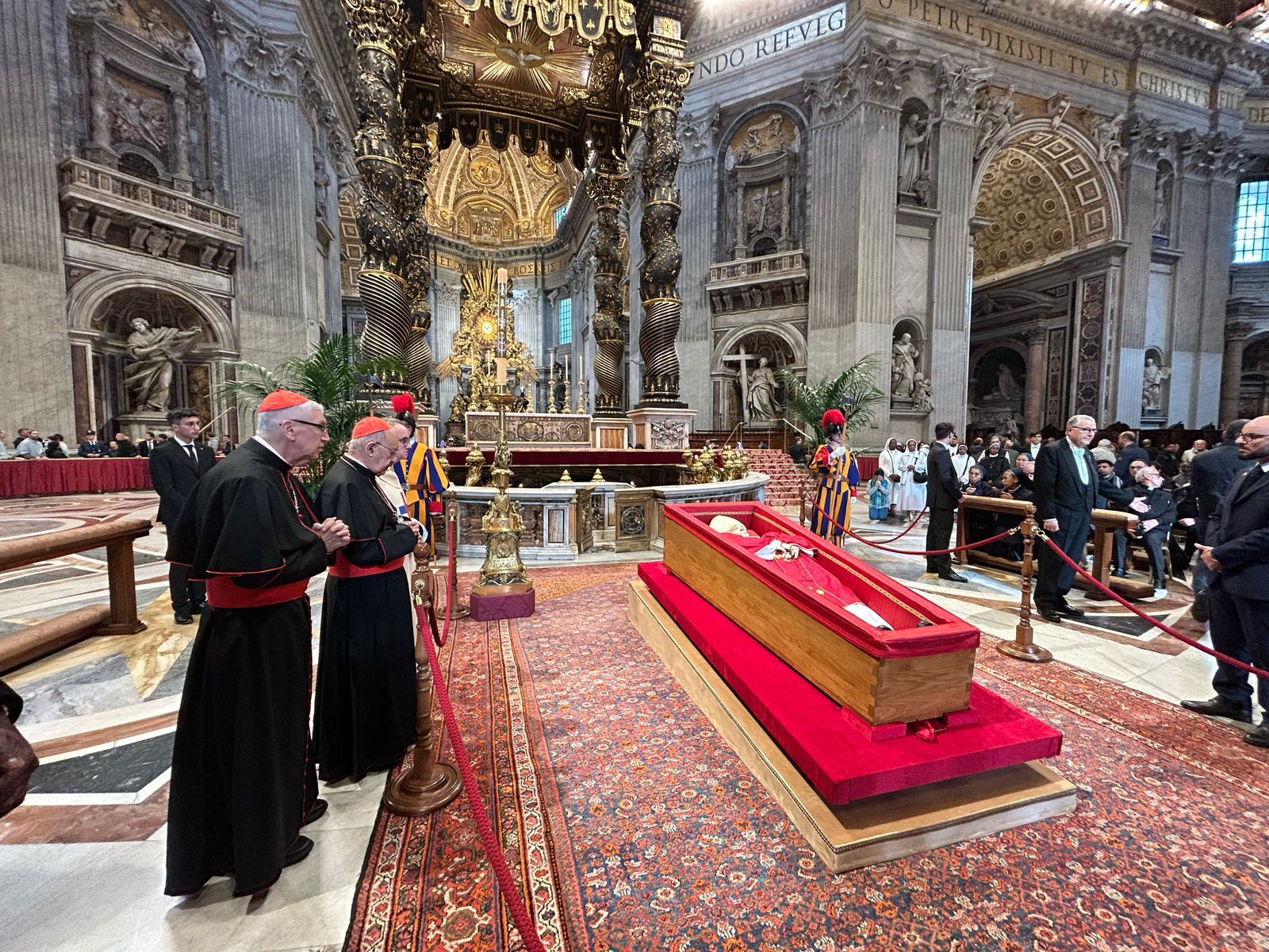 Cardenales Carlos Castillo y Pedro Barreto asisten a las honras fúnebres del Papa Francisco