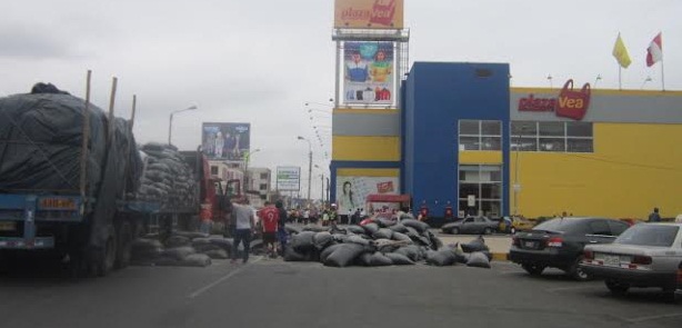 Chimbote: tráiler se voltea y derrama cargamento frente a Plaza Vea